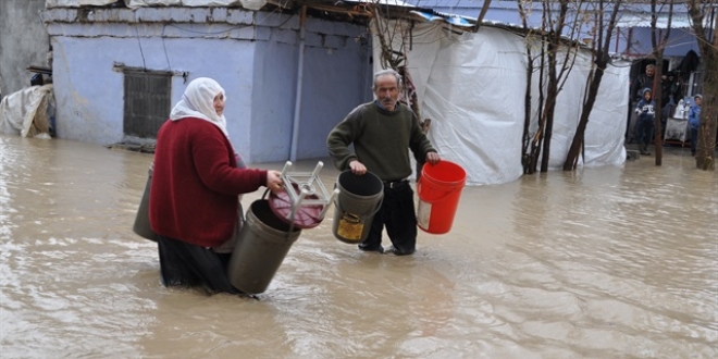 Çankırı'da sağanak bazı ev ve iş yerlerini su bastı