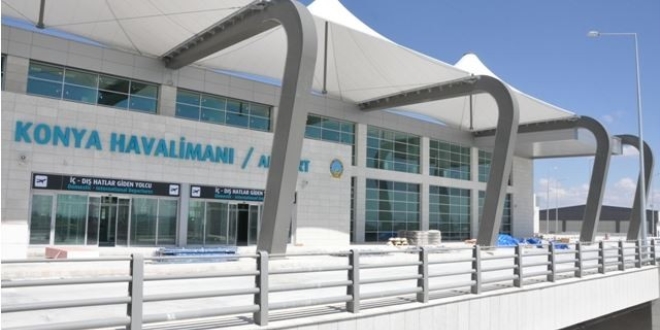 Aranan FETÖ üyeleri havaalanında yakalandı