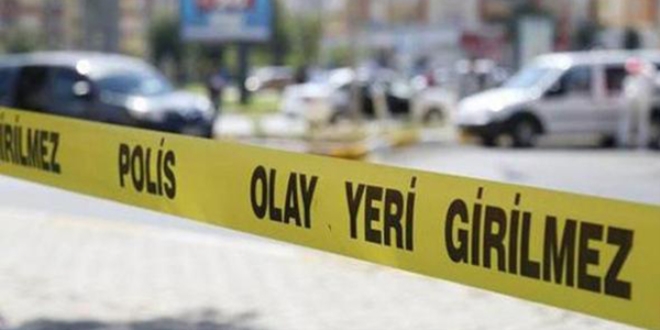 Anne ve babasını balkondan attı