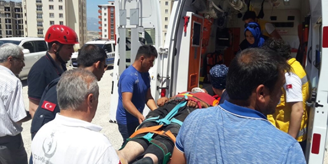 Kahramanmaraş'ta inşaat iskelesi çöktü: Yaralılar var
