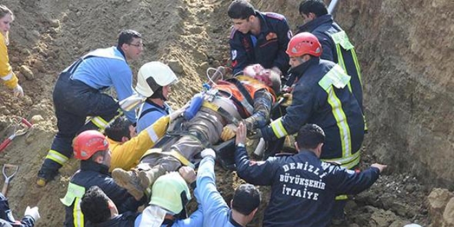 Toprak altındaki işçiyi elleriyle toprağı kazarak çıkardılar
