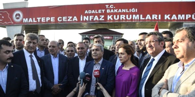 CHP'liler cezaevi önünde nöbet tutmaya başladı