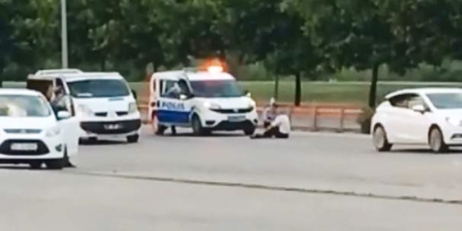 Duble yolun ortasına oturup 'Ezin ulan' diye bağırdı