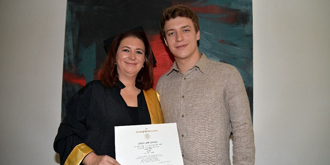 Anne oğul üniversiteden aynı yıl mezun oldu