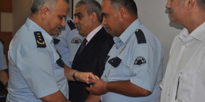 Polis memuru, aldığı ödülü şehit ailesine bağışladı