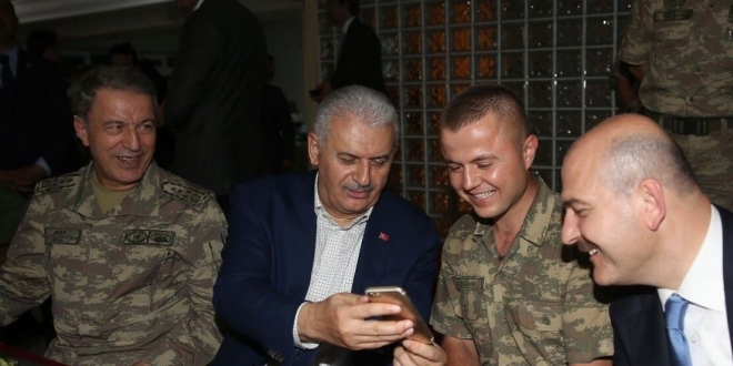 Başbakan Yıldırım, Lice'deki askerlerle sahur yaptı