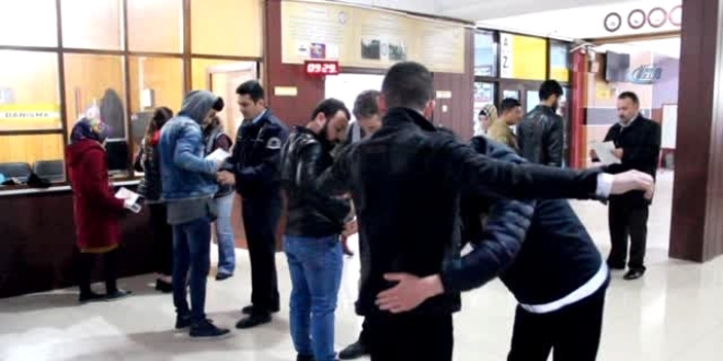 Sınava geç kalan öğrenciyi gazeteciler yetiştirdi