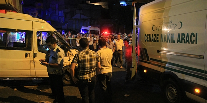 Minibüs sokakta oturanlara çarptı: 3 ölü 7 yaralı