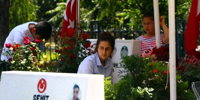 Şehitliklerde en acı 'Babalar Günü'