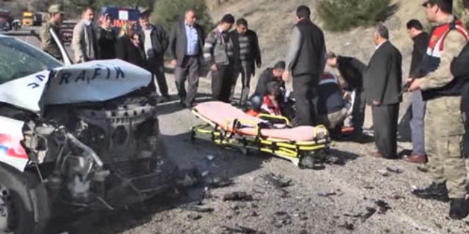 Jandarma aracı ile otomobil çarpıştı: 3 yaralı