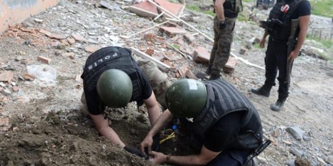 Diyarbakr'da yola tuzaklanan 100 kilogramlk patlayc imha edildi