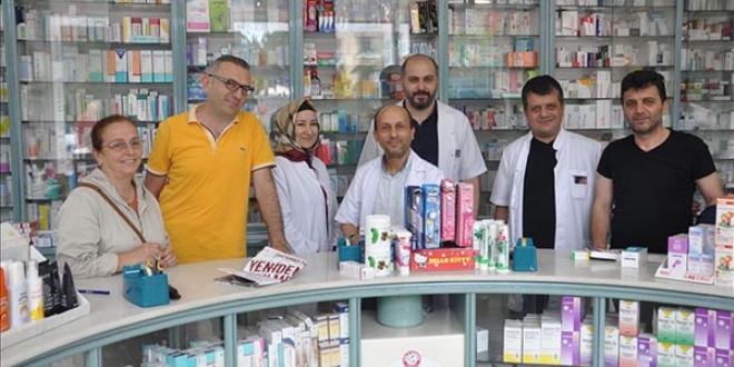 Gündüz eczanede, akşam sahnede