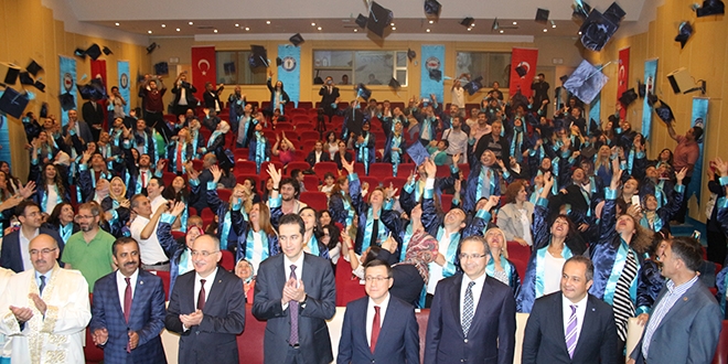 Lisans tamamlayan sağlıkçılar kep attı