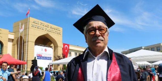 71 yaşında hukuk fakültesinden mezun oldu