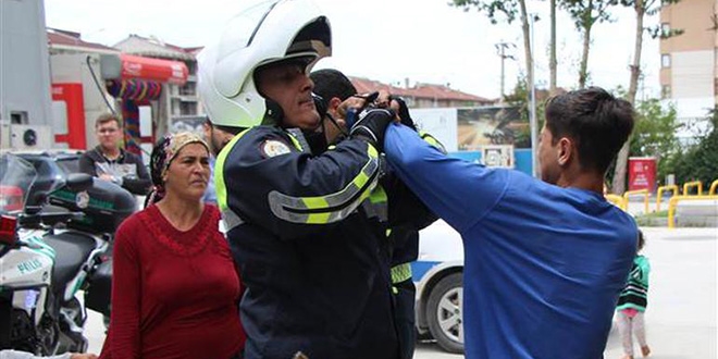11 yaşındaki sürücü polise yumruk attı