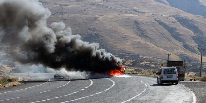 Tunceli'de teröristler araç yaktı
