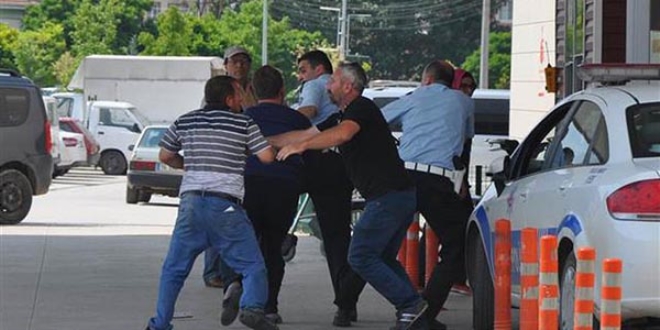 Trafik polisine yumruk atınca ortalık karıştı