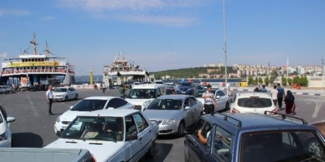 Çanakkale'de feribot iskelelerinde yoğunluk