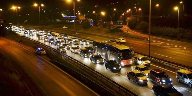Kocaeli TEM otoyolunda bayram tatili yoğunluğu oluştu