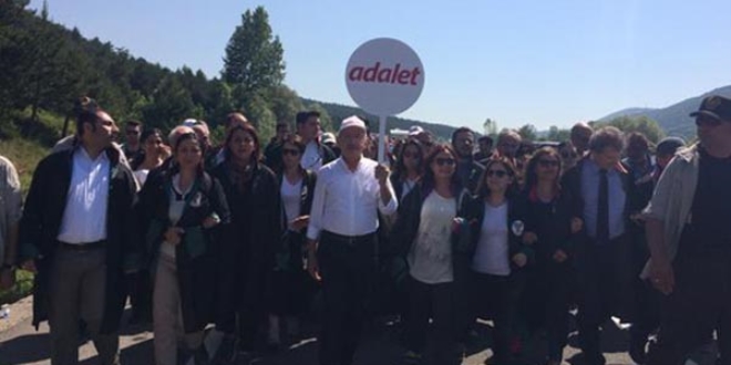 Kılıçdaroğlu'na cübbeleriyle destek verdiler