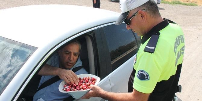 Trafik ekiplerinden 'ikramlı' bayram denetimi