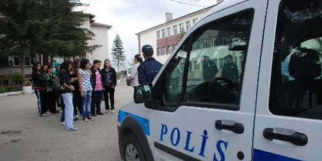 Polise taş atarak yanına yaklaştırmadı