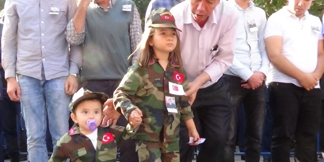 Şehit babasına karnesini götürdü