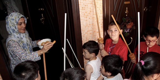 Kapı kapı dolaşarak 'memmecim gıliği' topladılar