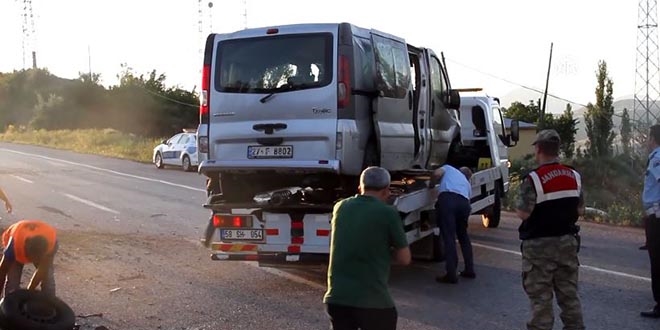 Sivas'ta minibüs devrildi: 8 yaralı