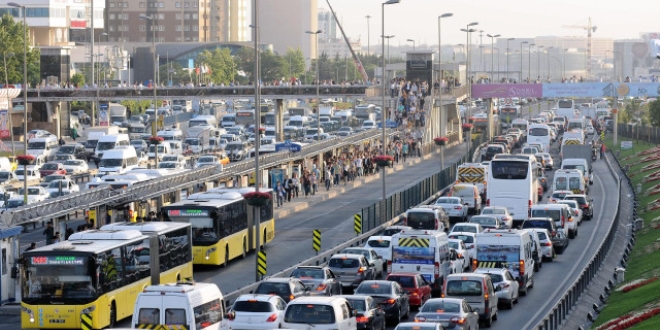 stanbul'da halen trafik younluu yaanyor