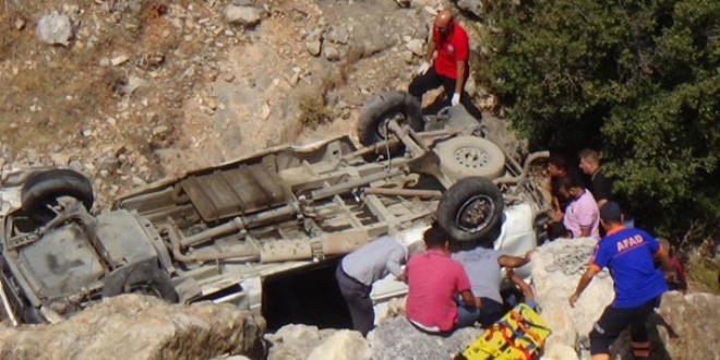 Çocuğun kullandığı minibüs uçuruma yuvarlandı: 4 yaralı