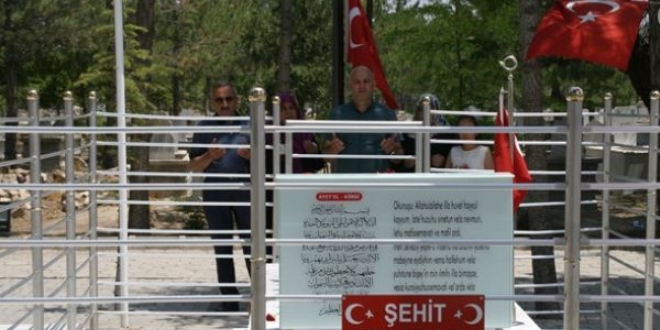 ehit Halisdemir'in kabrine bayram ziyareti