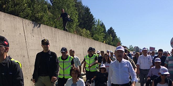 CHP kortejindeki polise motosiklet çarptı