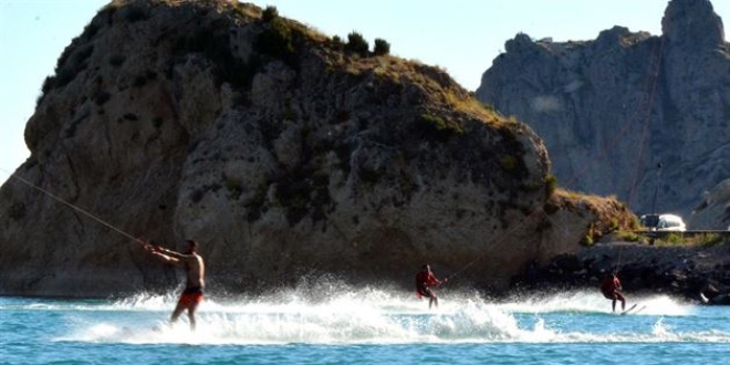 Van Gölü'nde 'kablolu' kayak