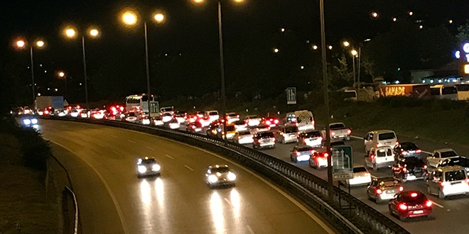 İstanbul dönüşünde, bazı noktalarda trafik durma noktasına geliyor