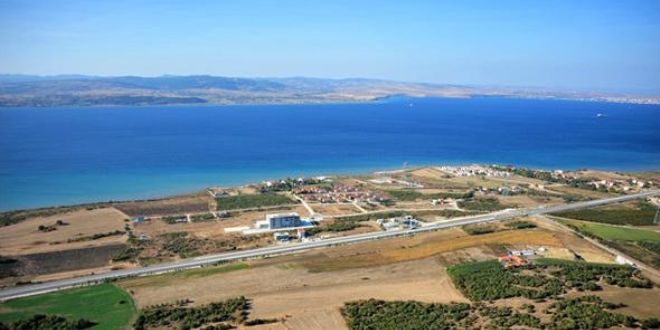 Dev projelere komşu tarlası olan yaşadı