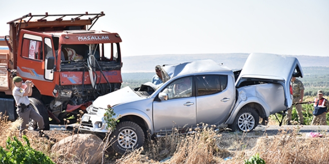 Askeri araçla kamyon çarpıştı: 2 şehit, 5 yaralı