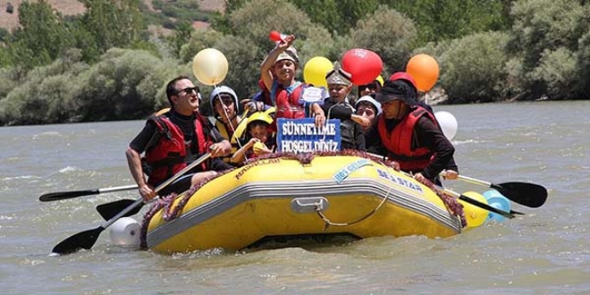 Rafting botlaryla snnet konvoyu yaptlar