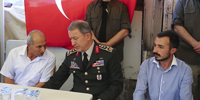 Orgeneral Akar'dan şehit evine taziye ziyareti