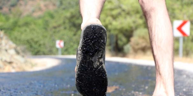Fethiye'de sıcaktan asfalt eridi, terlikler yola yapıştı