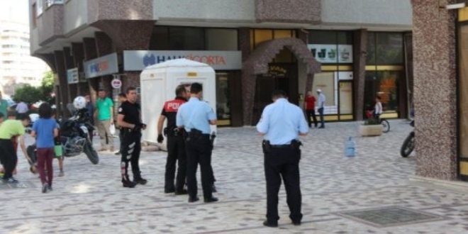 Çocuklarına tokat atan kişiyi silahla vurduğu iddiası