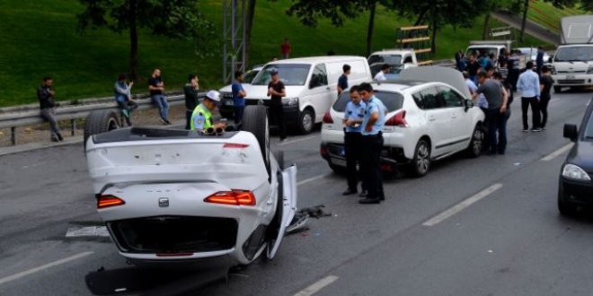 Kalp krizi geçiren sürücü 4 araca çarptı: 10 yaralı