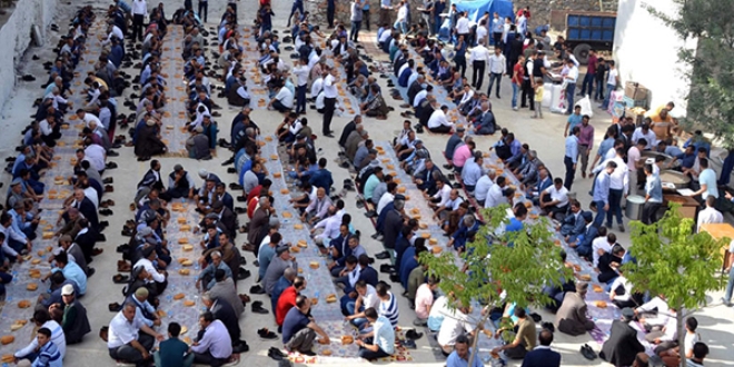 Aşiret düğününde 100 koyun kesildi