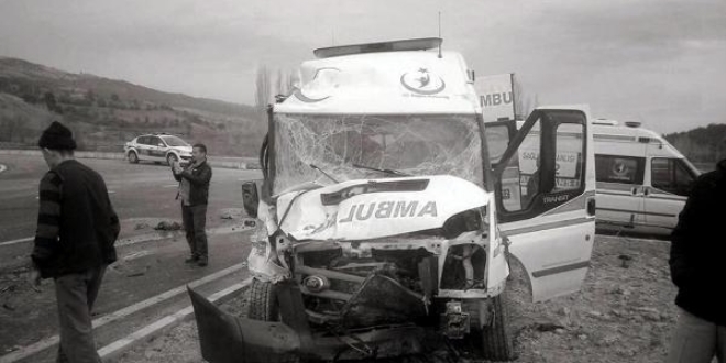Ambulans traktöre çarptı: 2'si sağlık görevlisi, 3 yaralı