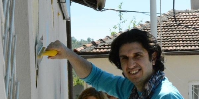 Tatile gitmediler okulu boyadılar