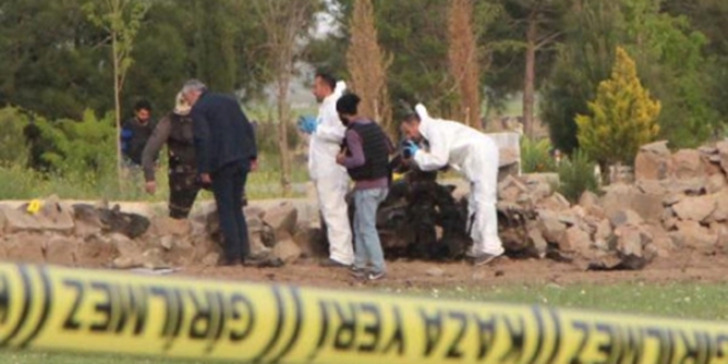 Suruç'ta terörist mezarlarındaki örgüt simgeleri silindi