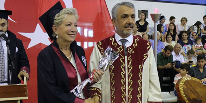 67 yaşında doktor oldu