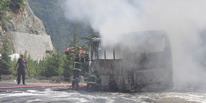 Artvin'de seyir halindeki otobüs yandı