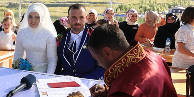Deniz yok ama nikahlar teknede kıyılıyor
