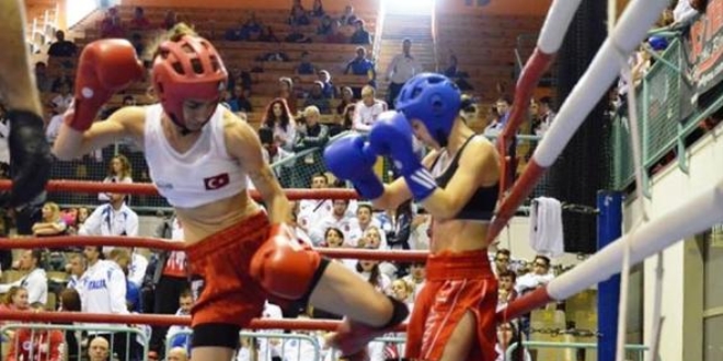 Şişli Etfal'in hemşiresi şampiyon 'Kick Boks'çu